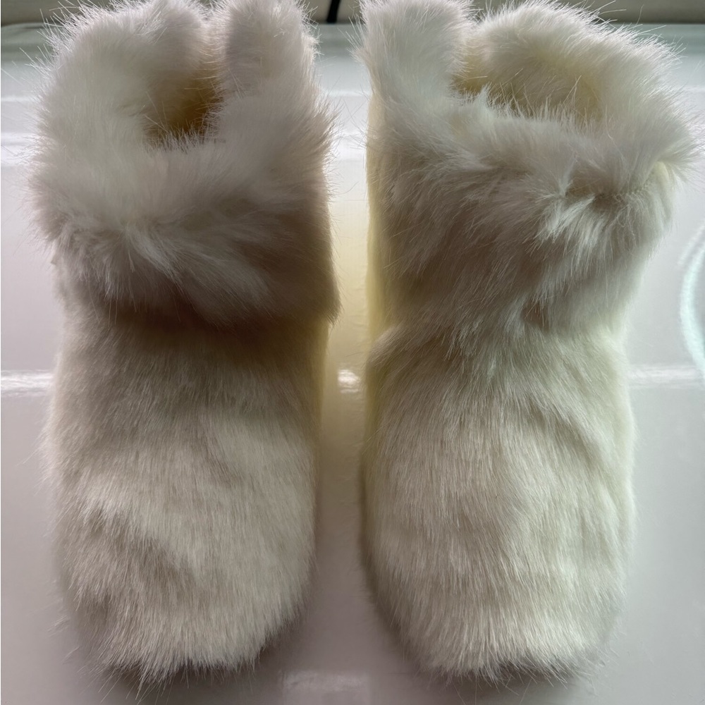 Ugg Slippers White Size 9